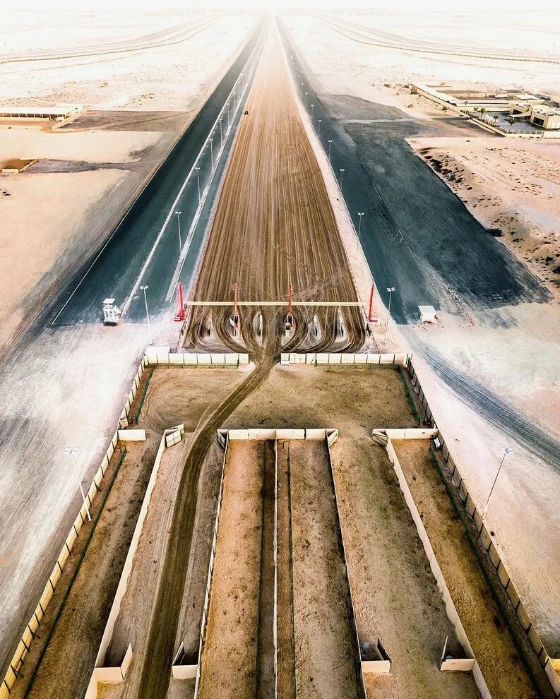 Дорога ОАЭ. Дороги в Эмиратах песок. Дубай дорога. Дорога в пустыне Дубай. Саудовская аравия дороги