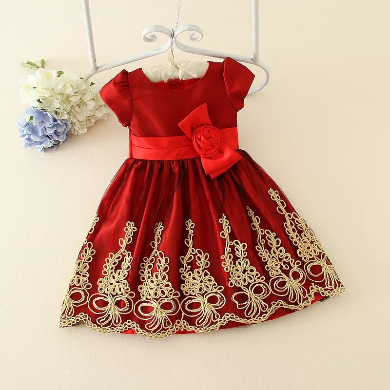 детское красивое голубое платье. платье украшенное цветами. украшение детскому платью. красивые платья для девочек. платье с цветами для девочки.