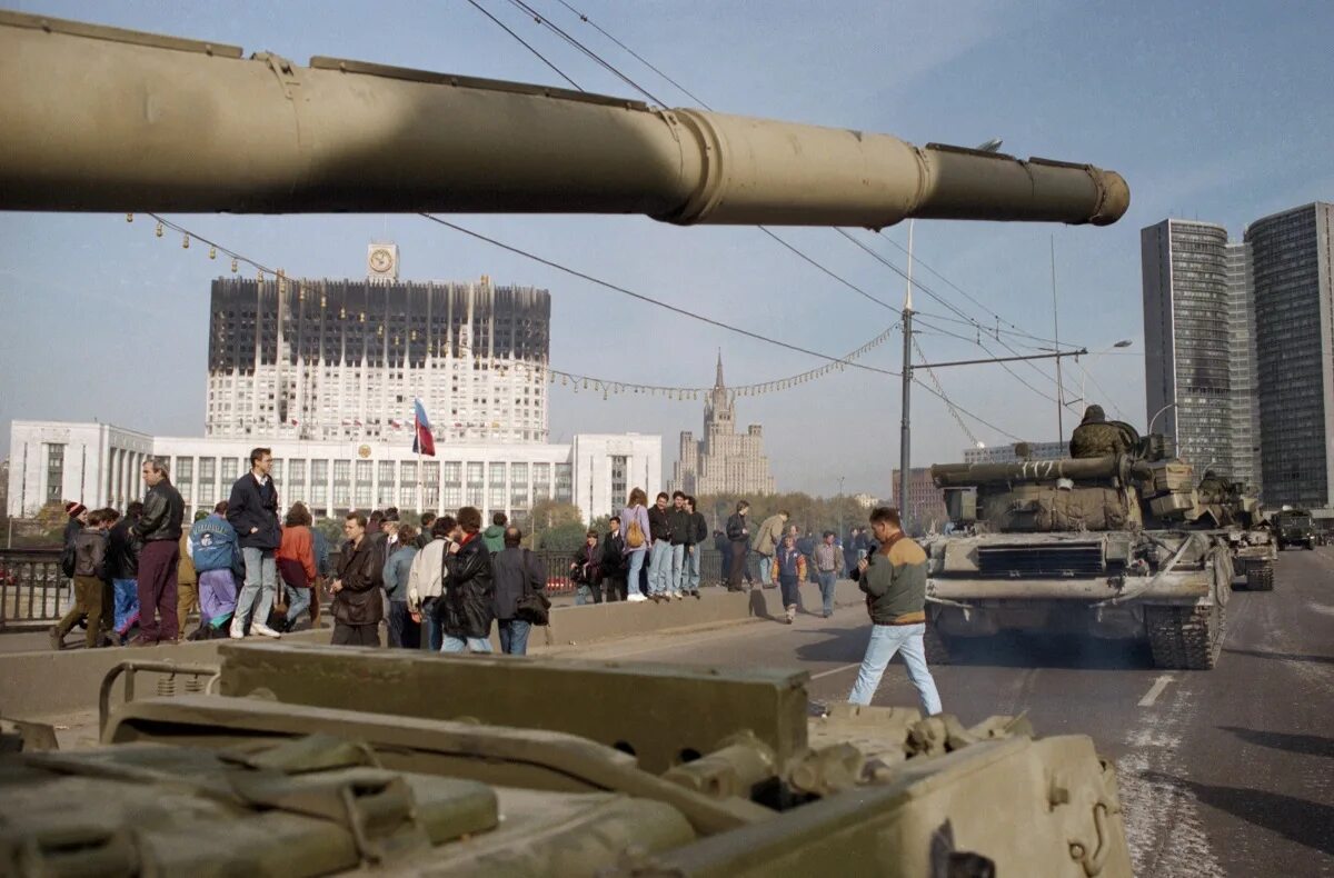 1993 Черный октябрь танки. Белый дом расстрел 4 октября 1993. Танки белый дом 1993. Белый дом октября 1993 года в Москве.