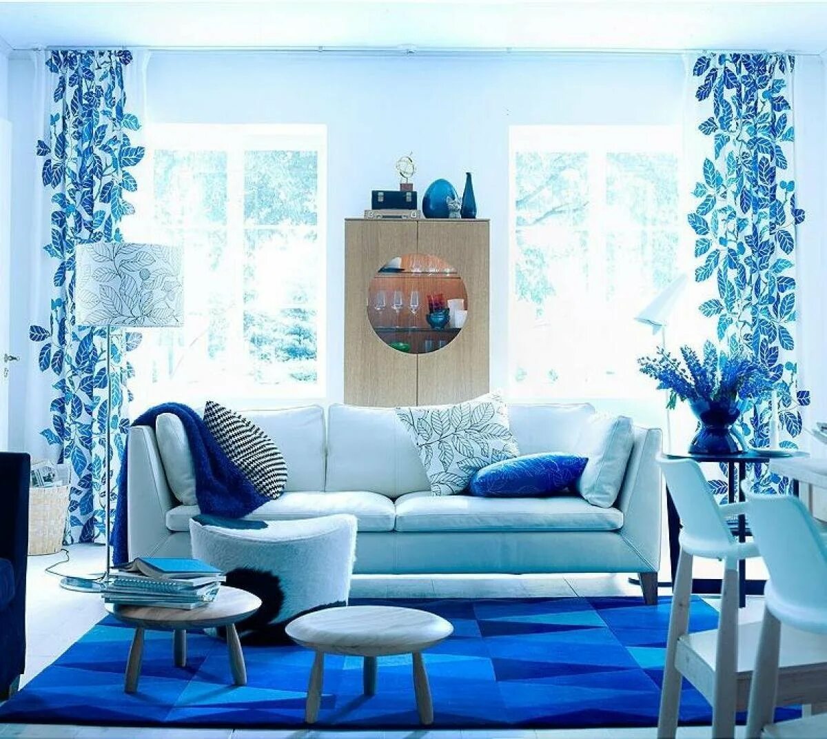 Выполнен в голубом цвете голубой. Синяя гостиная. Сине голубой интерьер. Гостиная с голубыми стенами. Гостиная в голубых тонах.