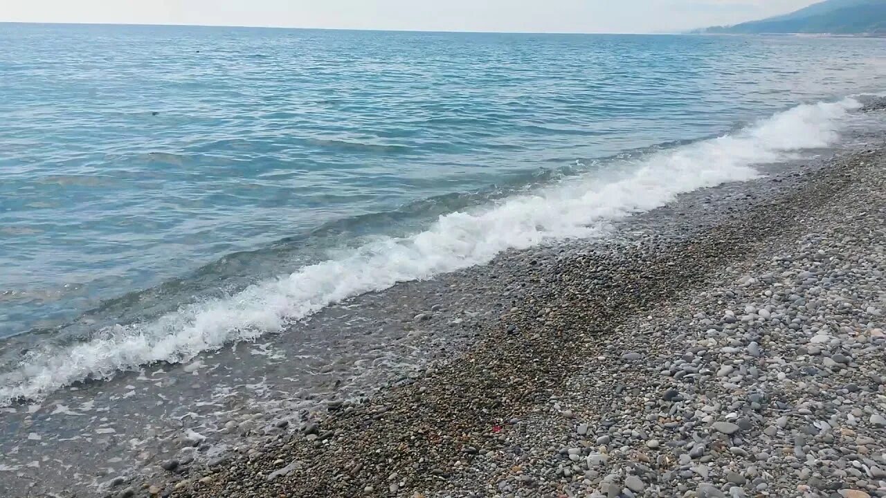 Морской пляж лазаревское. Лазаревское галечный Дельфин. Пляж Дельфин в Лазаревском. Лазаревское пляж. Галечный пляж Лазаревское.