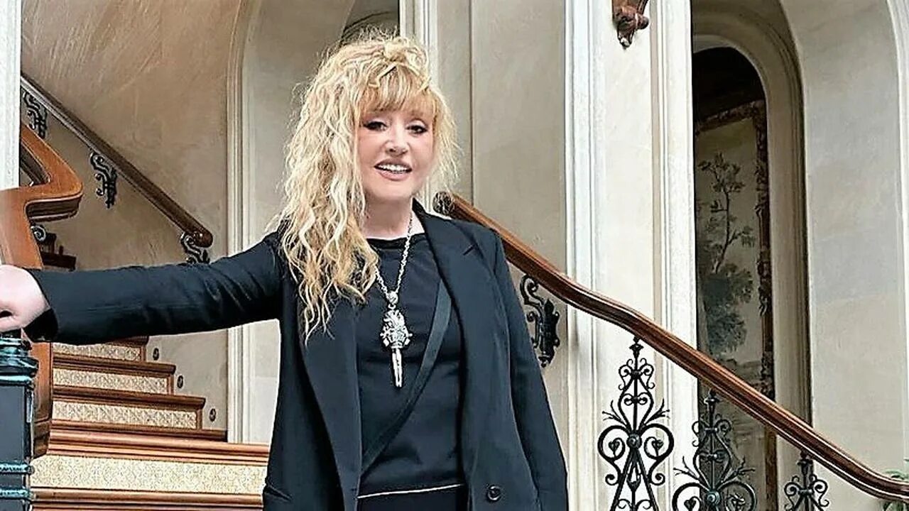 Сколько лет пугачевой алле в 2024 году. Сколько лет пугачевой алле в 2024 году. Алла пугачёва в молодости. Пугачева 2022. Сколько лет пугачевой алле в 2024 году.