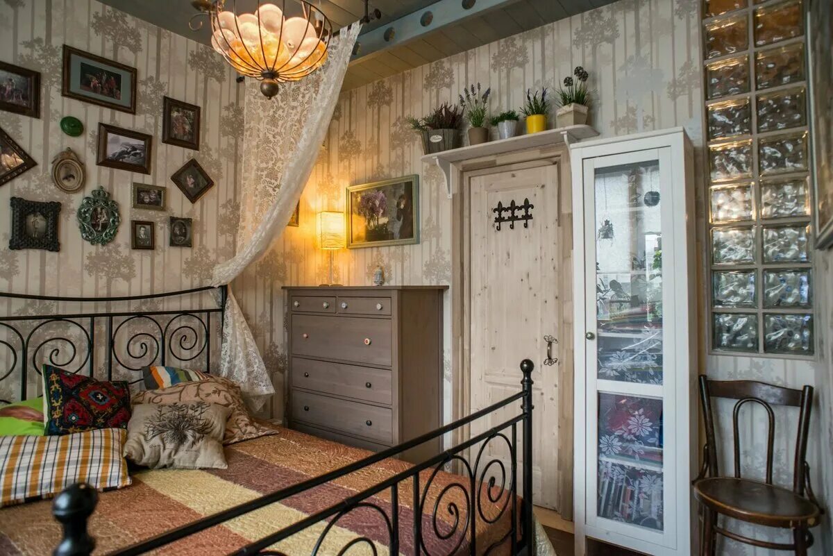 Комната в бабушкином стиле. Спальня в бабушкином стиле. Бабушкин стиль в интерьере. Спальня в стиле бабушкиной комнаты.