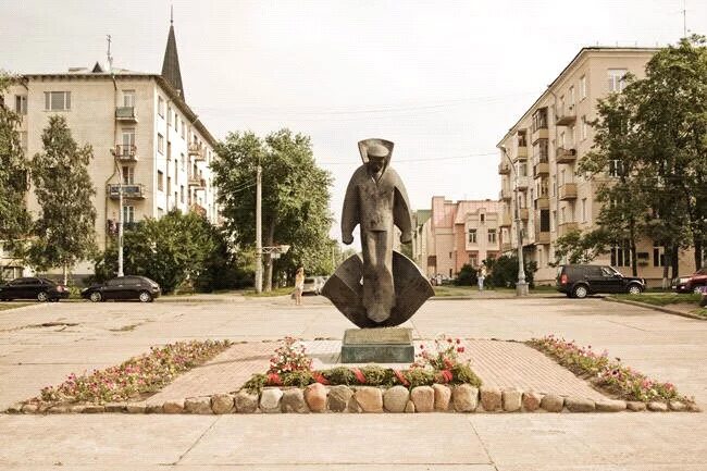 Юнг архангельск. Памятник юнгам в Архангельске. Памятник Соловецким юнгам. Памятник юнгам Северного флота в Архангельске. Соловецкие Юнги памятник Архангельск.