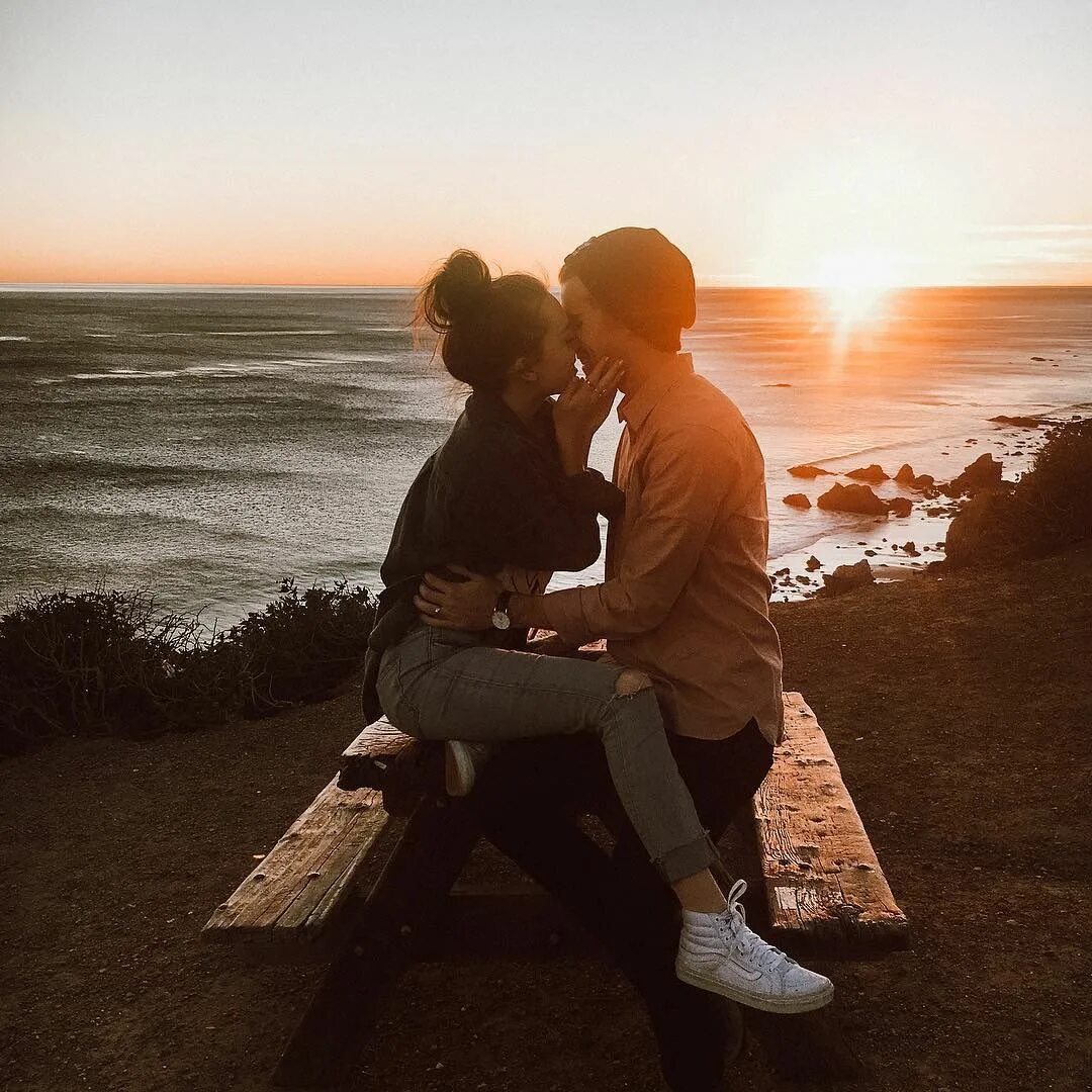 Влюбленные без лица. Милые пары. Парень с девушкой в обнимку. Пара спиной в обнимку. Счастливые пары подростков.