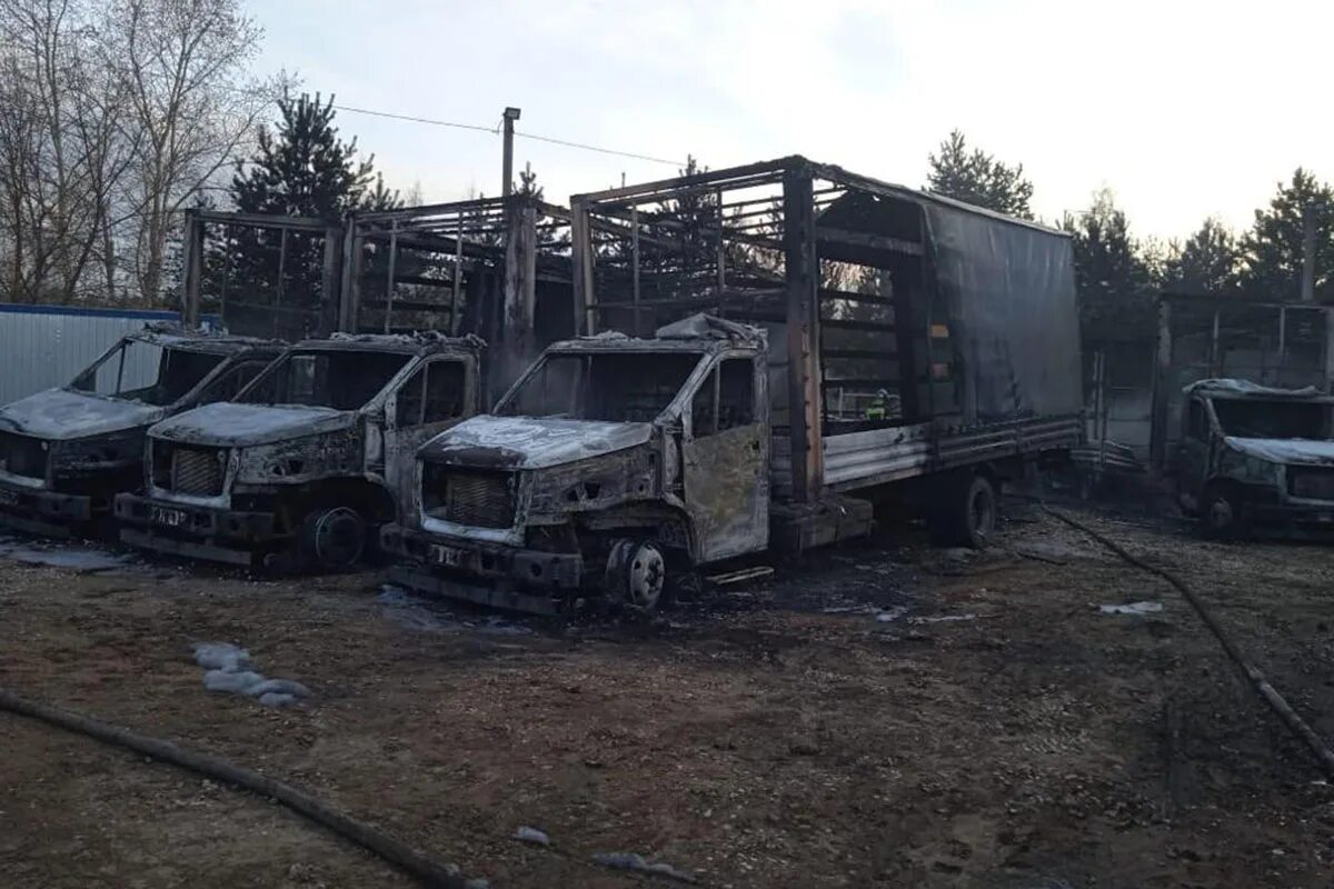 Где сгорели машины. В Твери сгорели 38 грузовиков. Пожар в Твери в мае 2022.