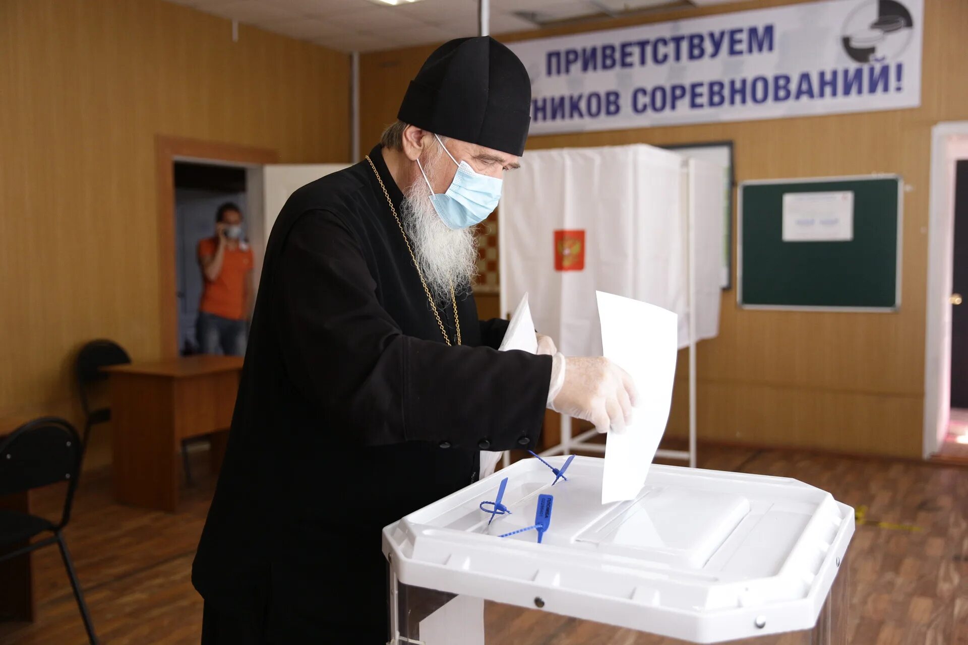 Проголосовал директор школы