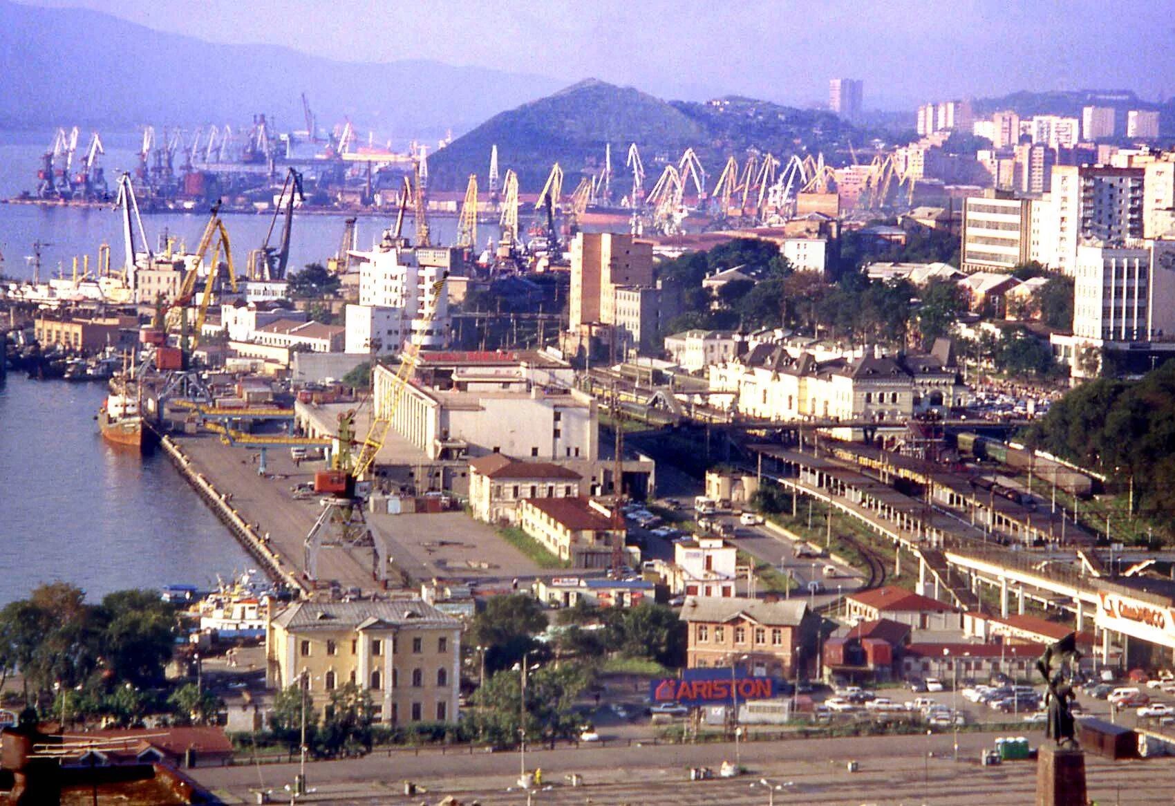 Владивосток является крупнейшим городом. Владивосток город порт. Владивосток столица дальнего Востока. Порт золотой Рог Владивосток 1860. Владивосток город порт на Дальнем востоке.