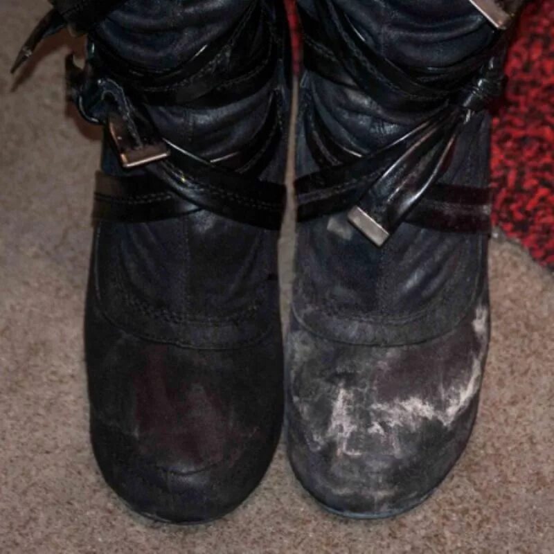 испорченная обувь. разводы от реагентов на кожаной обуви. испорченная обувь от реагентов. разводы на обуви. реагенты на обуви.