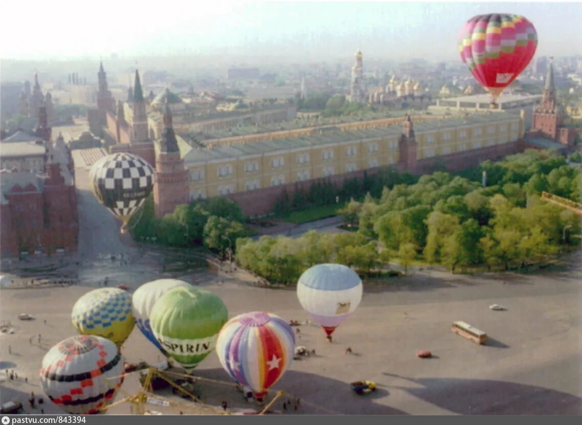 Москва шар адреса. Манежная площадь 1992. Фестиваль воздушных шаров на красной площади в 1993 году. Манежная площадь 1998. Парад воздушных шаров.