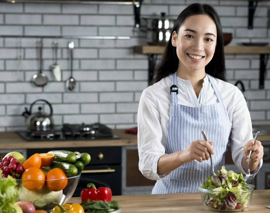 Азиатка готовит еду. Азиатка повар. Китайцы готовят еду. Фото азиатского парня который готовит. Азиатки готовят на кухне.