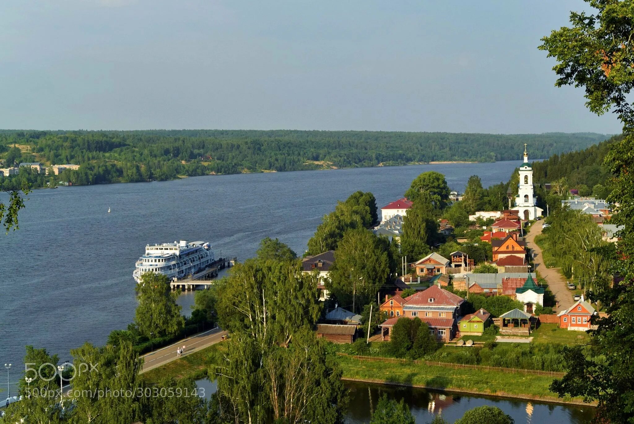 Река Волга Плес. Река Волга в городе Плёсе. Городок Плес на Волге. Плес Озерный.