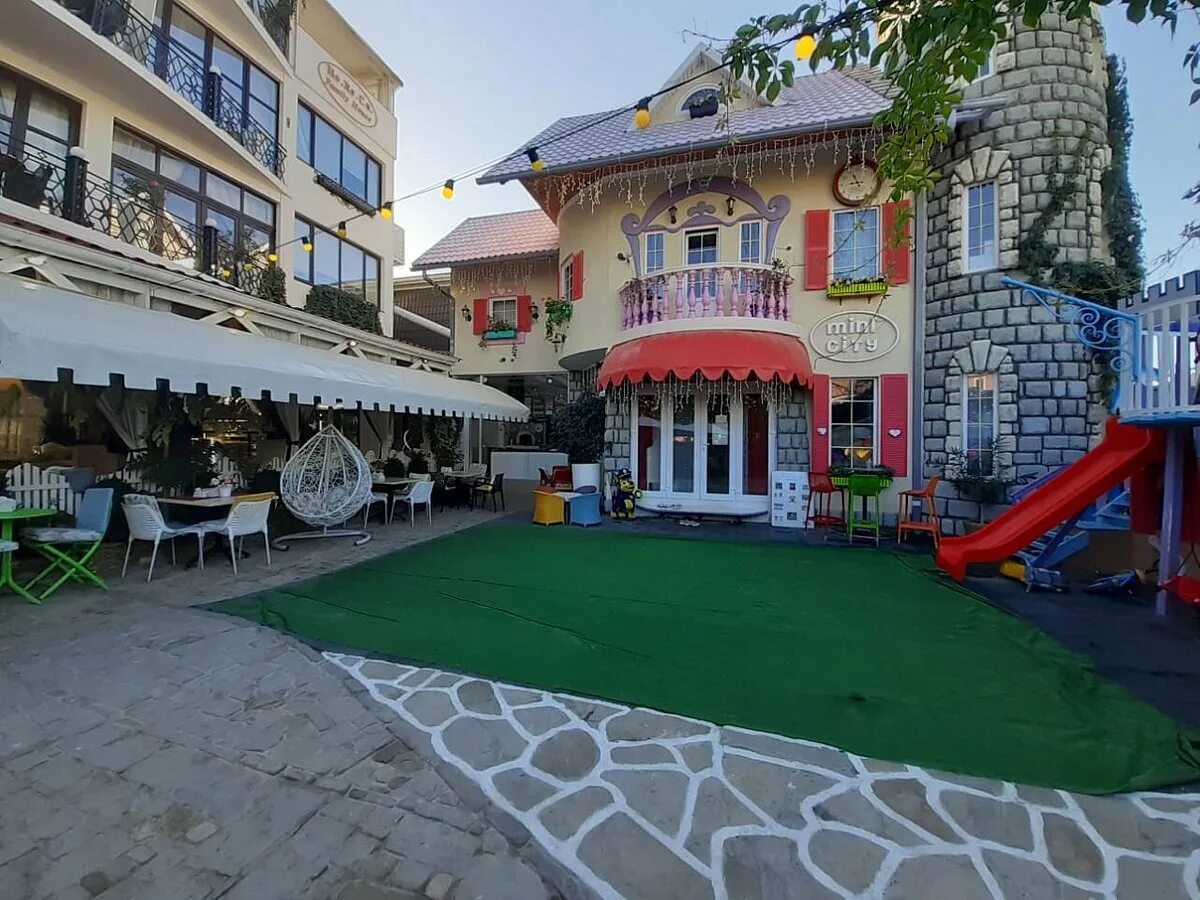 Family house в судаке. Гостиница парус крым судак. Крым судак кафе эльмаз. Ресторан судак. Кафе судака крым.