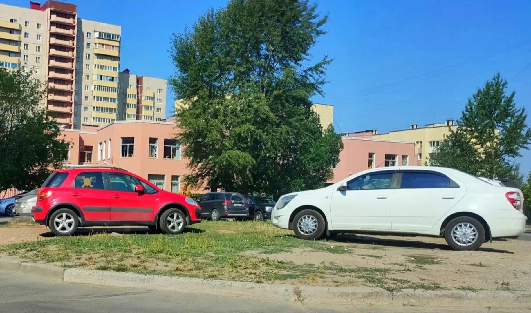 Мастер парковки. Фото авто гати штраф. Машины припаркованы на тротуаре. Парковка во дворе. Парковка неправильная спб.