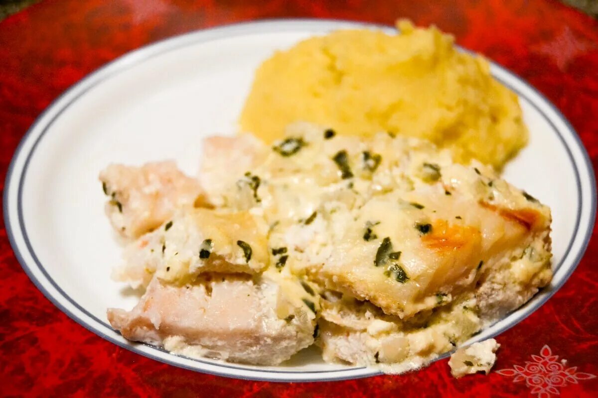 Судак в луке. Рыба в сметанном соусе в духовке. Судак в луке. Треска конфи. Судак с соусом бешамель.