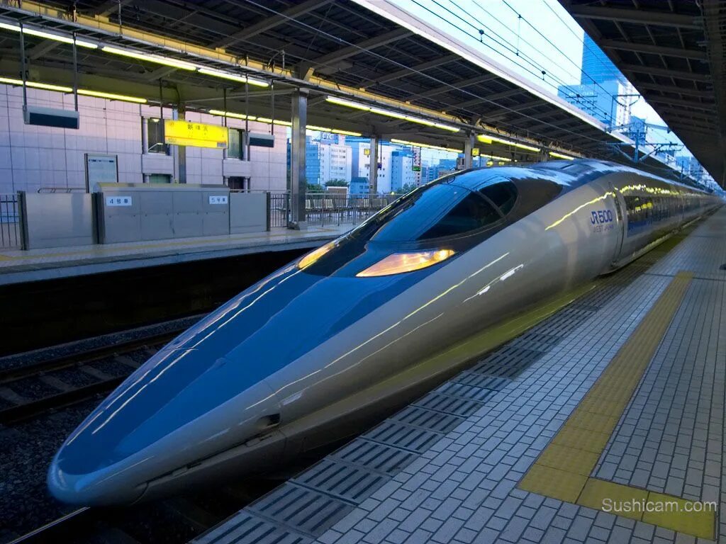 Есть ли скоростные поезда. Высокоскоростные поезда Япония, Shinkansen. Поезд Синкансэн в Японии и пуля. Японские поезда Синкансэн. Скоростной поезд в Японии Синкансэн.