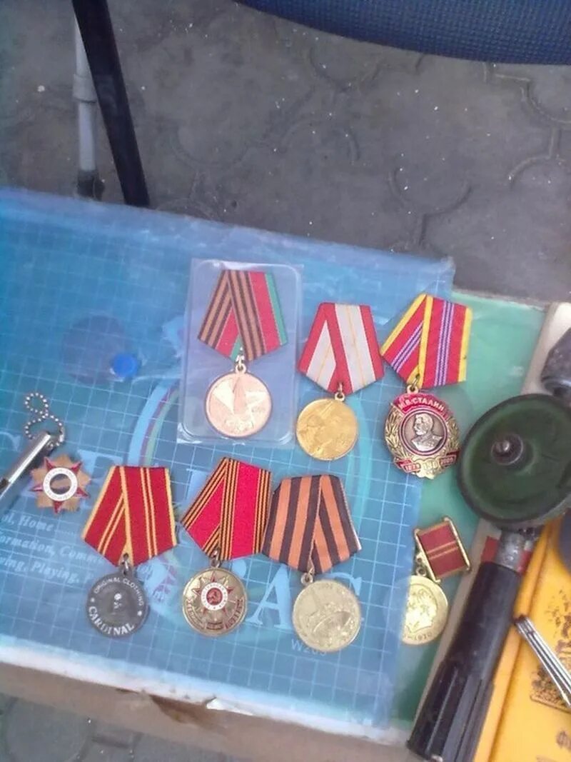 Ордена на базаре не купишь. Торговля наградами. ветеран продает награды. ветераны продают свои ордена. ордена и медали на рынке.