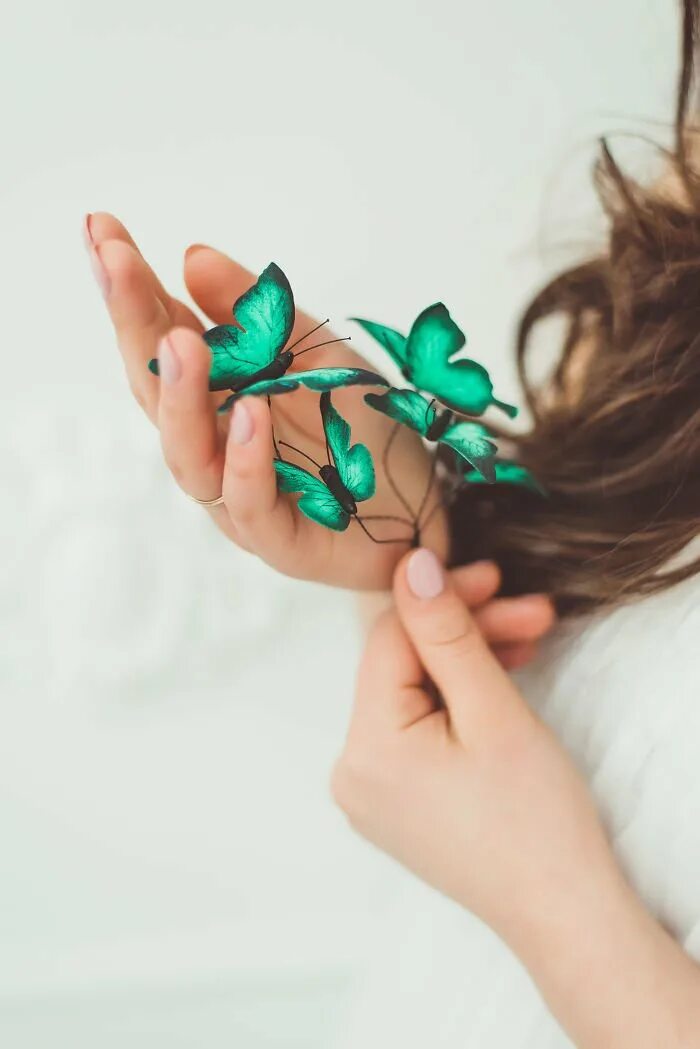 Бабочка над головой. Девушка-бабочка. Украшение для волос бабочки. Бабочки в волосах. Девочка с бабочкой.