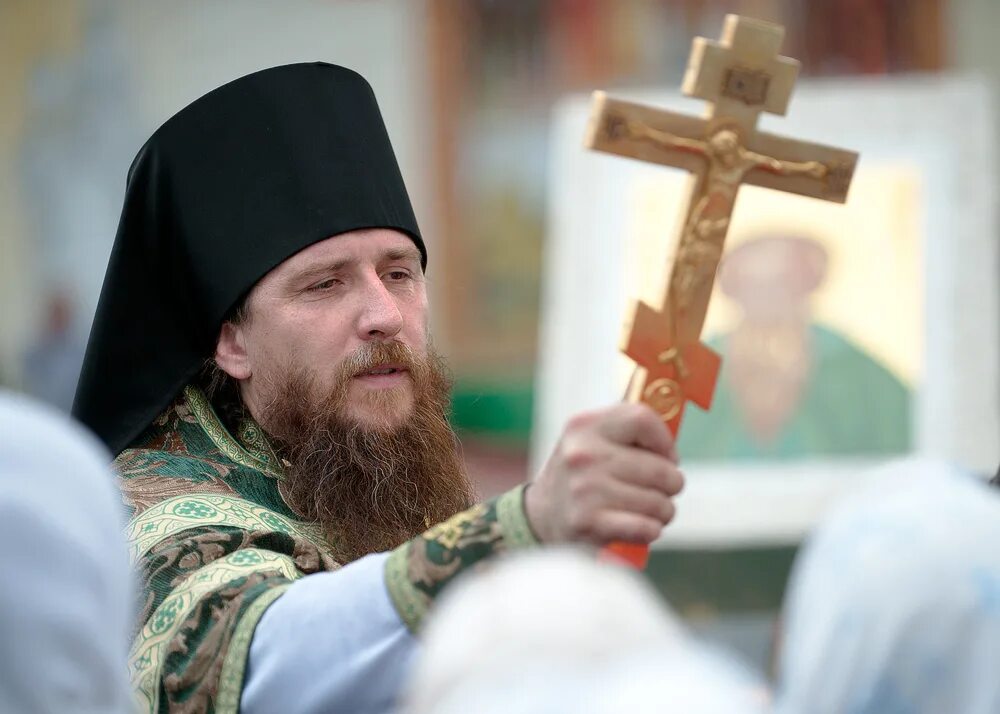 Екатеринбургская епархия настоятель храма алексий. Служители христианской церкви. Схиигумен сергий романов среднеуральский женский монастырь. Поп в рясе. Чем отличается поп от настоятеля.