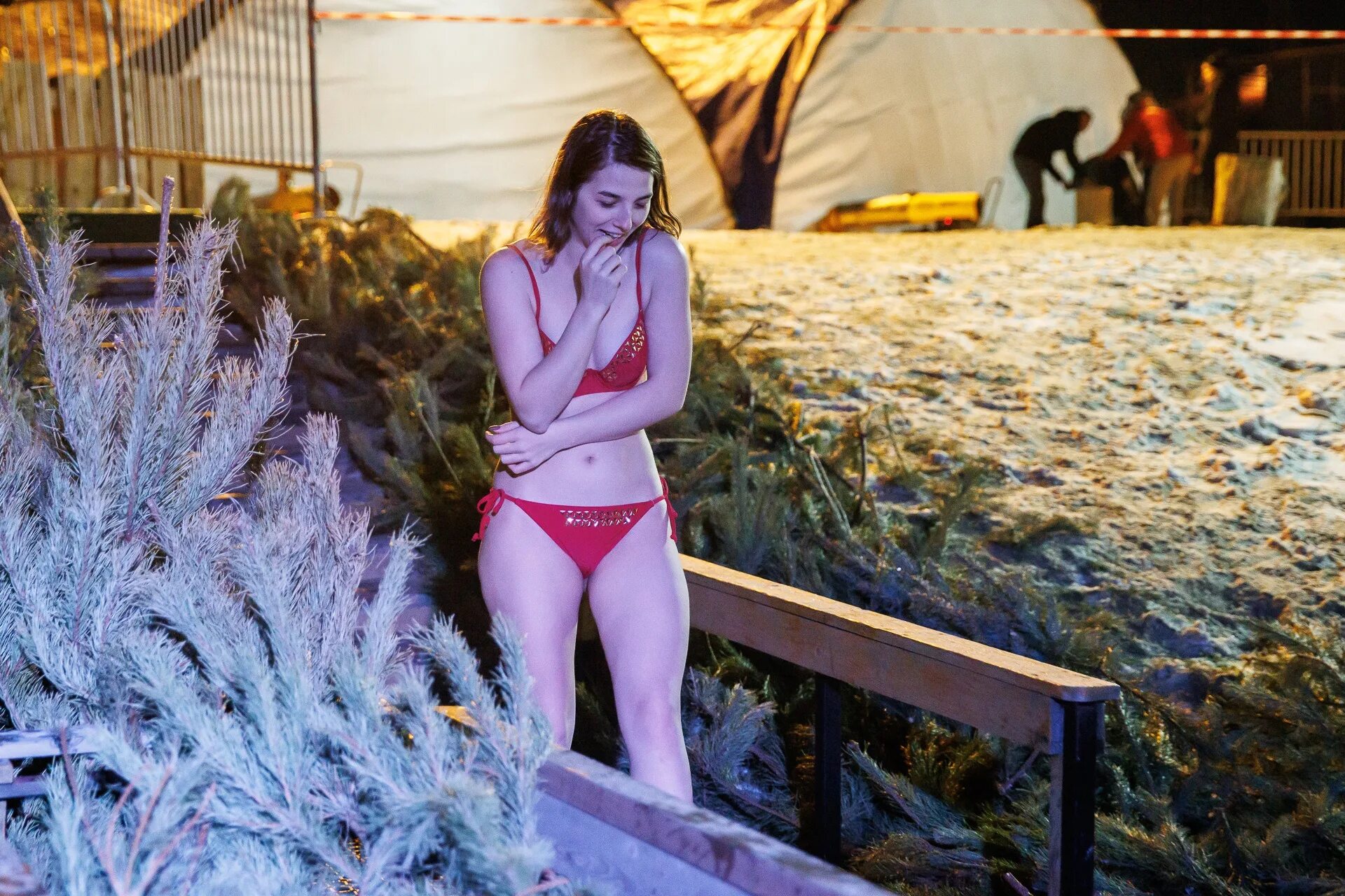 Купание девушек. Женщины в купели. Крещенские купания 2023. Крещение 2023. Купель на крещение.