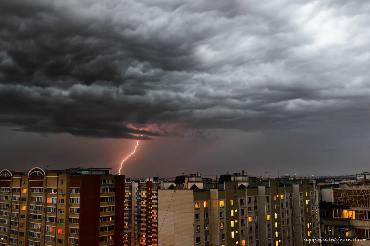 Гроза над Москвой. Гроза над городом. Дождь с грозой в Москве. Молния над Москвой.