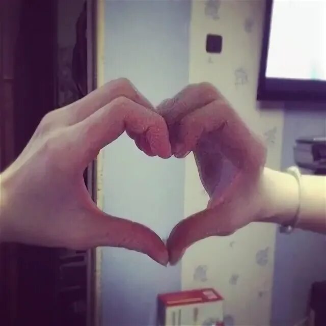 Рука парня сердечко. Сердечко из рук. сердечко руками. половина сердца рукой. половина сердечка из руки.