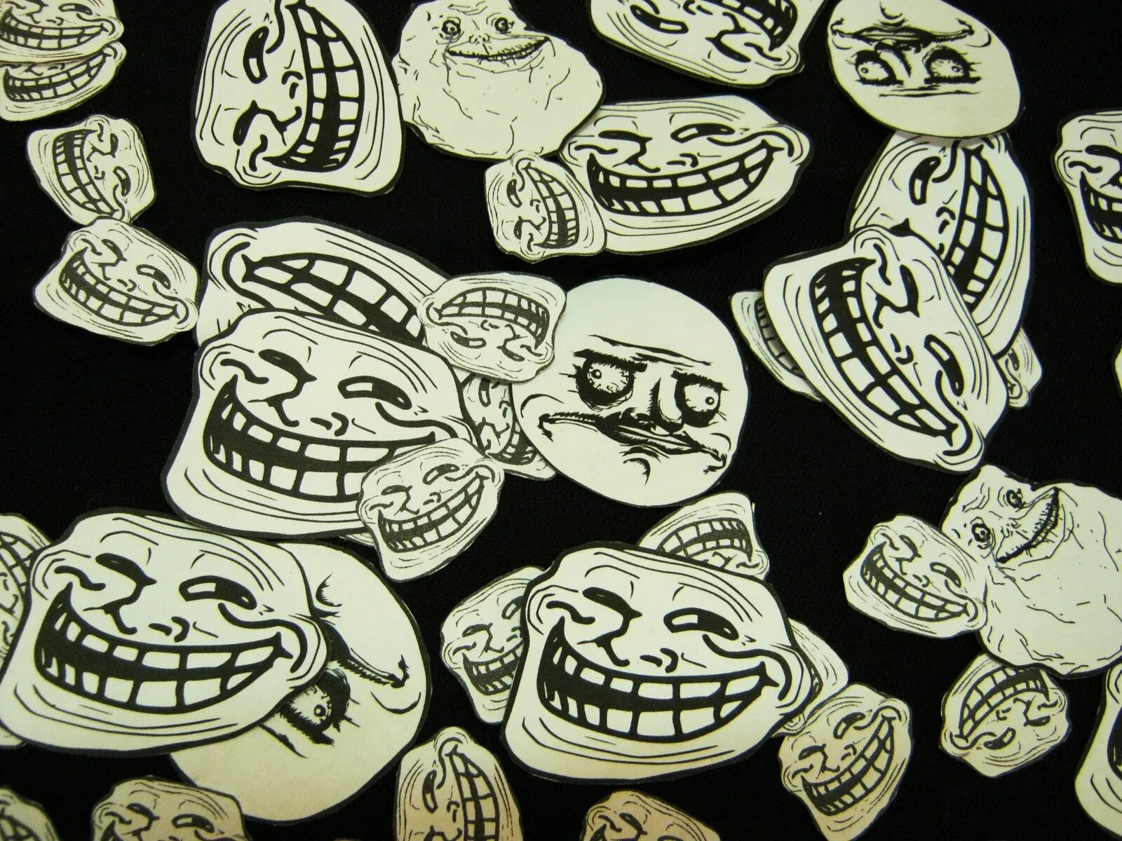 Лицо троллфейс фоны. Троллфейс. трол фейс. тролль мем. trollface обои.