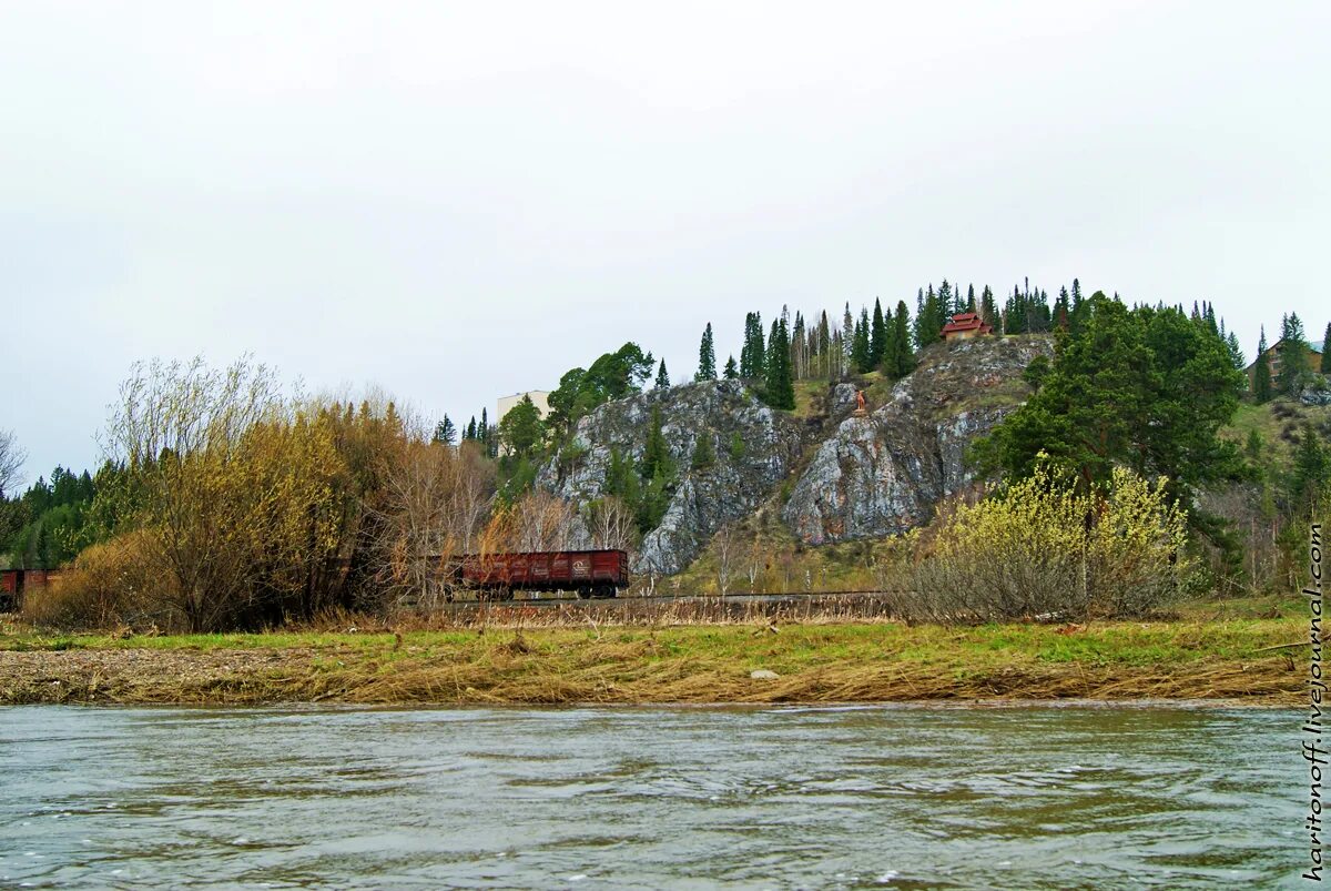 Река анюй хабаровский край фото. Аракаево река. Луна распласталась на тихой воде. Река течет. Деревня аракаево свердловская область.