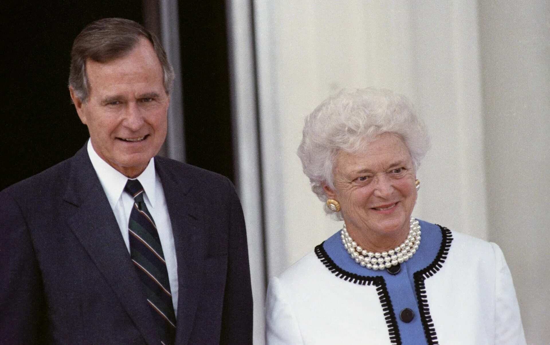 Жена буша старшего. Барбара Джордж Буш старший. Джордж Буш старший и Барбара Буш. Барбара Пирс Буш семья. Барбара Буш жена президента США.