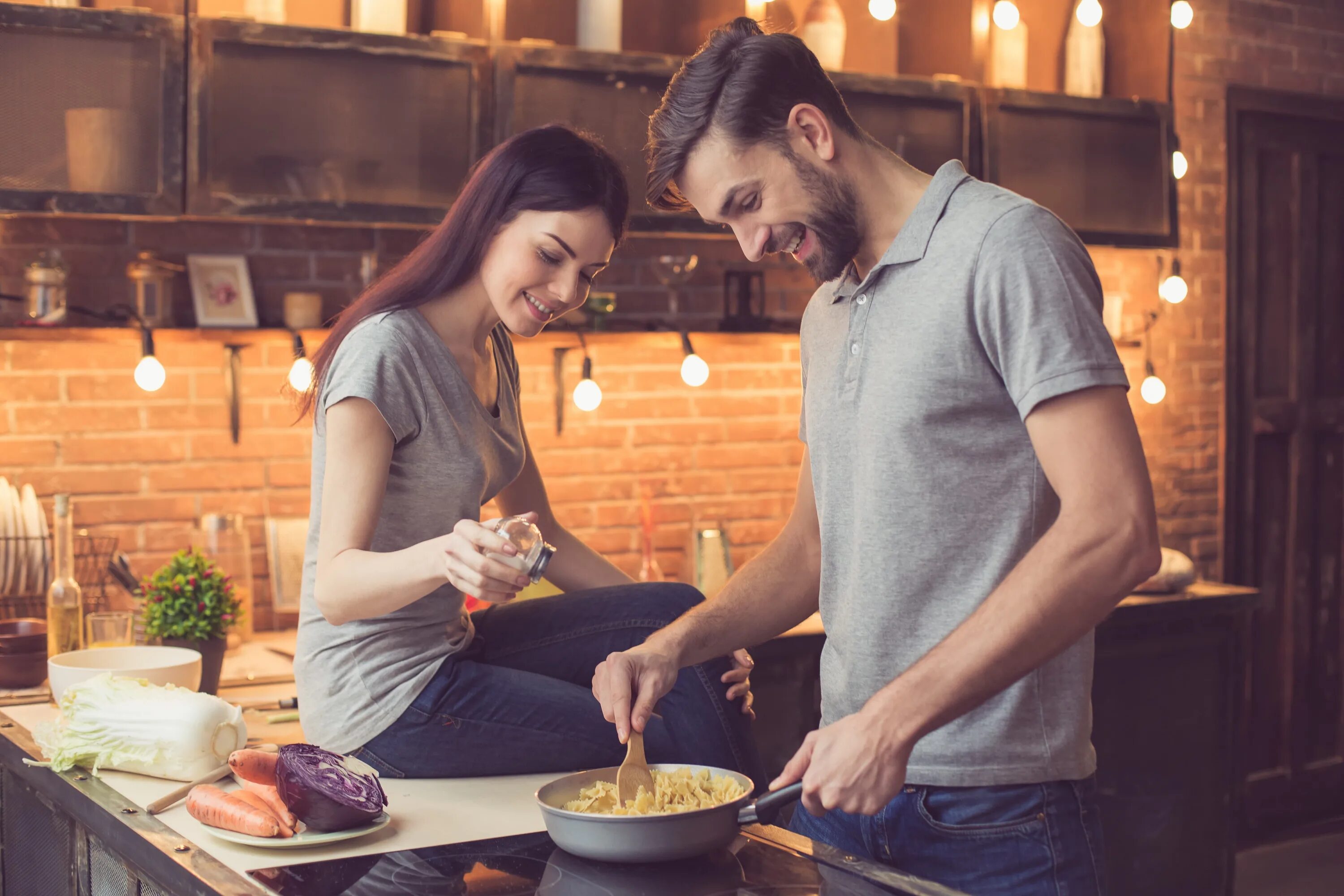 Cook dinner предложение. Готовка на кухне. Готовка на кухне пара. Мужчина готовит для женщины. Влюбленные на кухне.