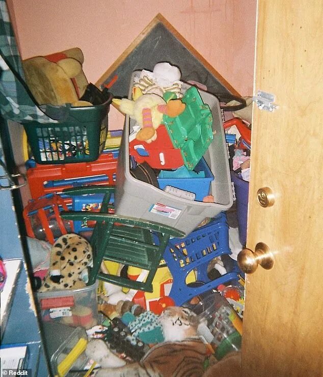 Игрушка которую разбивают. Сломанные детские игрушки. поломанная игрушка в детском садике. разбитые игрушки.