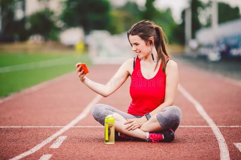 Taking track. Спортсменка смартфон. спортивный образ old money. бежит с резиной. beauty take a track running redhead.