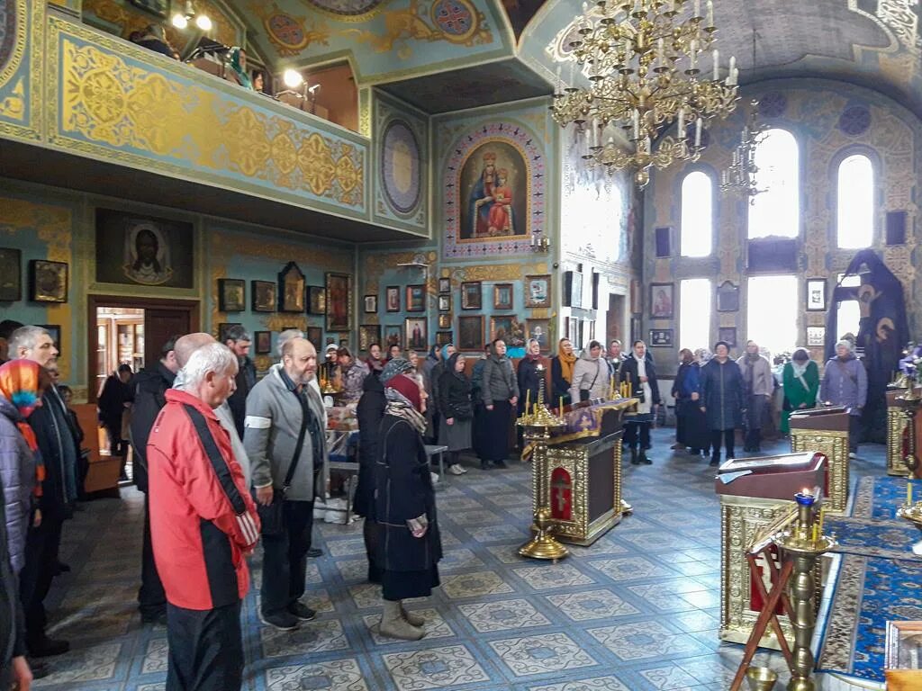 служба в церкви. церковь алексея псков. вечернее богослужение. всенощная церковь православная. пассия в великий пост.