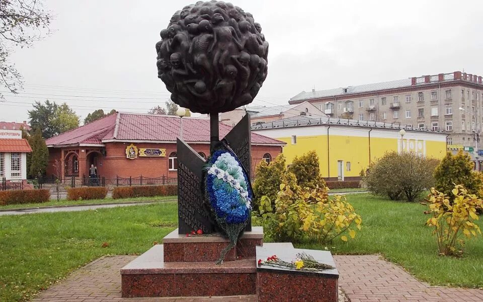 памятник опалённый цветок в смоленске. монумента «опаленный цветок» смоленск. опаленный цветок. парк пионеров смоленск памятники. памятник опаленный цветок в смоленске.