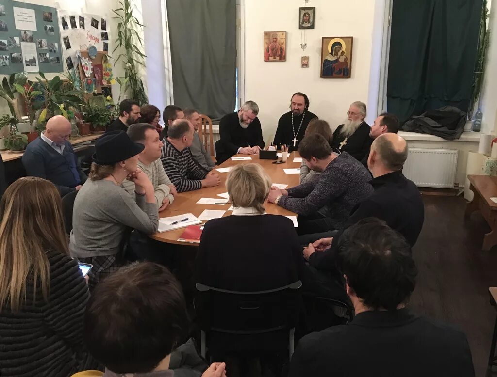 Собрание аа. Петербург группа анонимных. Реабилитационный центр исток астрахань 2007. Анонимные наркоманы центр. Встреча анонимных алкоголиков.