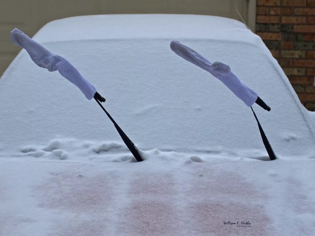 Чтоб не мерзла. Носки на дворниках машины. Чехол на дворники авто от снега. Обледеневшие дворники машины. Замерзшие дворники.