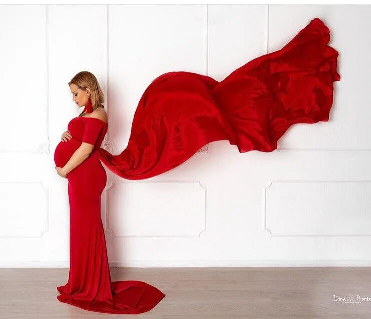 Красное платье со шлейфом. Красное платье для беременных. Девушка в Красном платье со шлейфом.