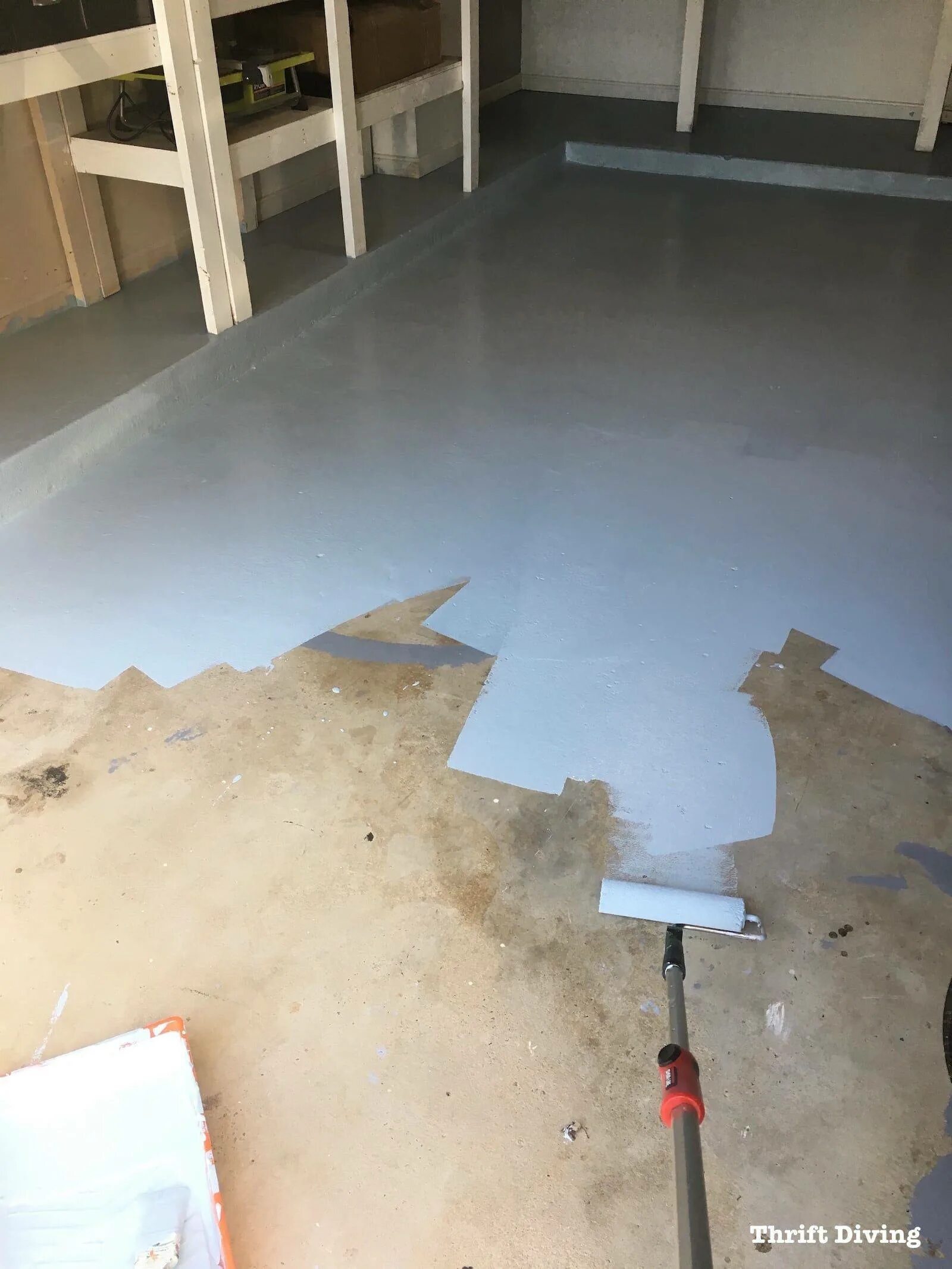 Краска для бетонного пола износостойкая для гаража. Крашеный бетонный пол. Бетонный пол в гараже. Покрасить бетонный пол. Покрытие для бетонного пола гаража.