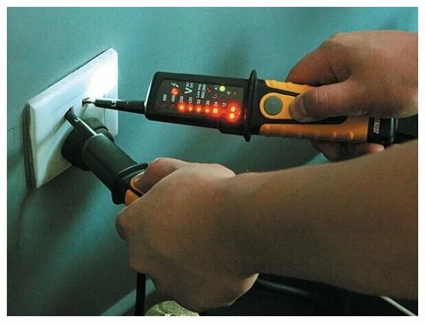 Конструкция двухполюсного указателя напряжения. Щуп индикатор напряжения на светодиодах. Указатель напряжения на ктп. Как проверить напряжение индикатором напряжения. Фаза ноль индикатор на розетке.