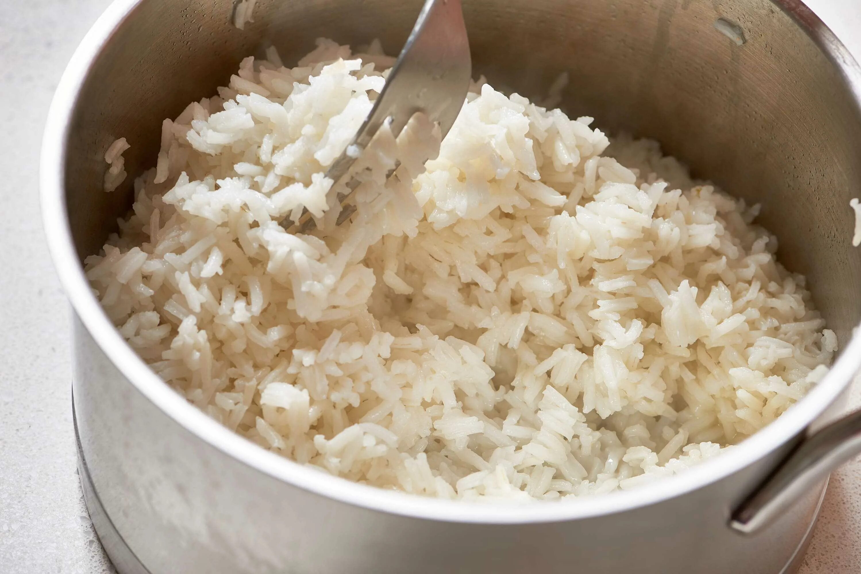 Кипящий рис. Варка риса. Рис в кастрюле. Отварить рис.