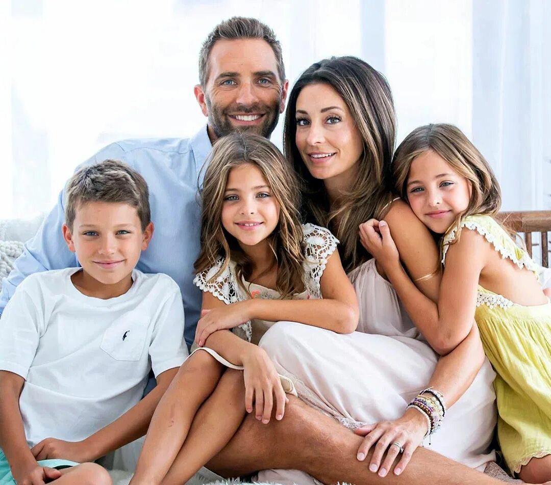 Смешанные пары и их дети. Дети от разных отцов. Родители с близнецами. Семья с близнецами. Семья с близнецами разного цвета кожи.