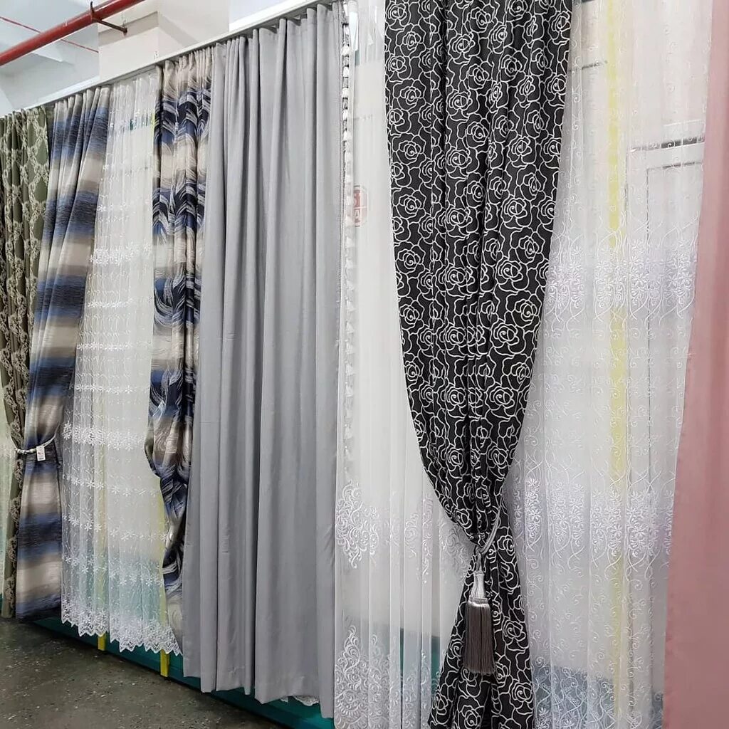 шторы от кружевного бутика, барнаул. мир штор. шторы барнаул. оформление витрины салона штор. выставочные залы в салоне штор.