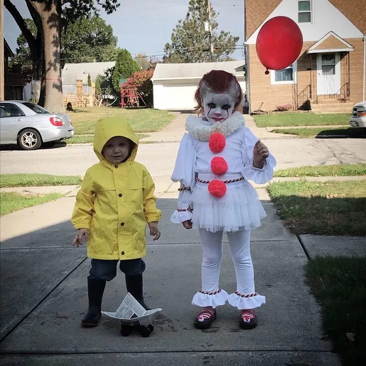 Костюм джорджи из оно. Костюм клоуна pennywise. Пеннивайз костюм своими руками. Мальчик в костюме оно. Клоун пеннивайз грим на хэллоуин детский.