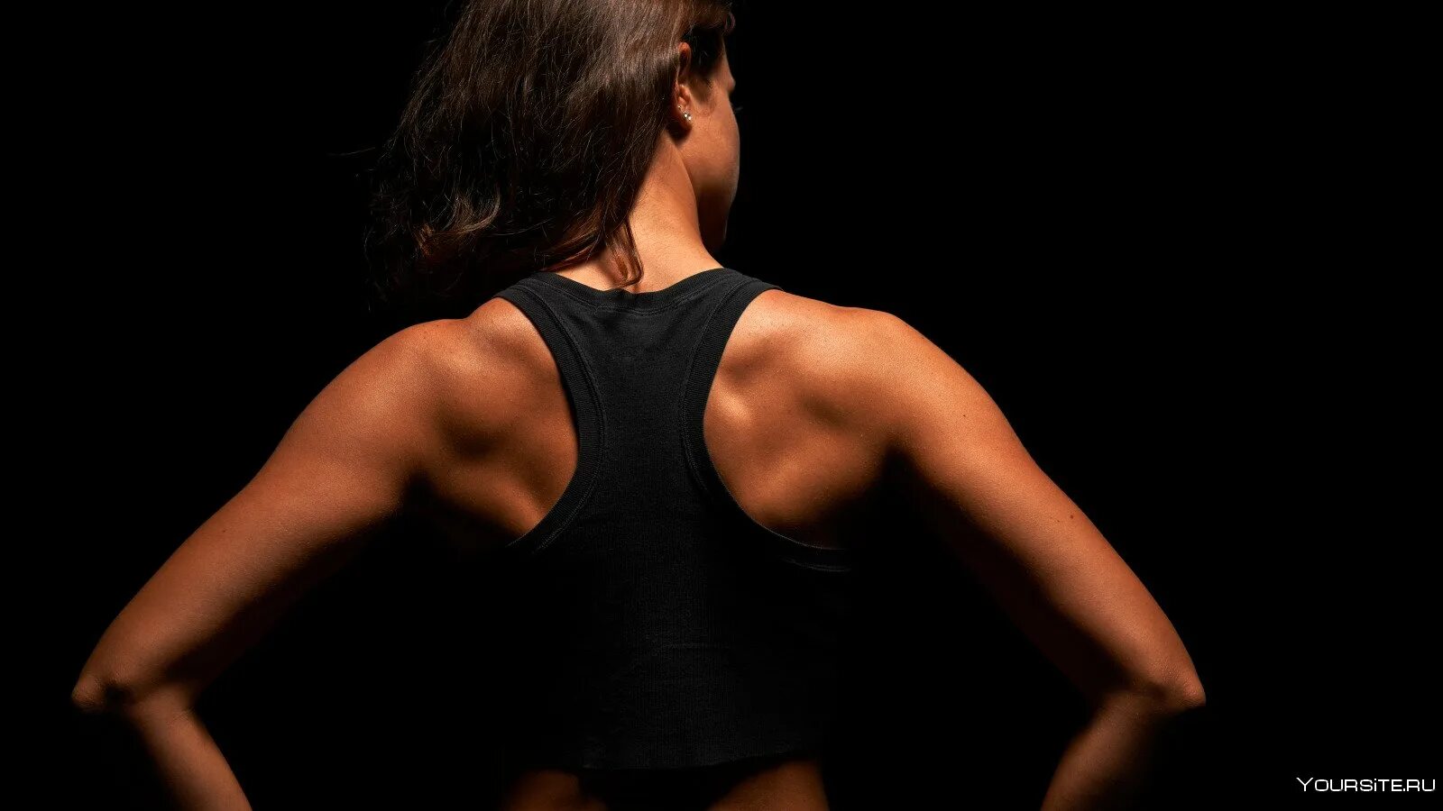 Девушка со спины. Брюнетка со спины. Мужчина со спины. Можно поворачиваться спиной. Человек с согнутой спиной.