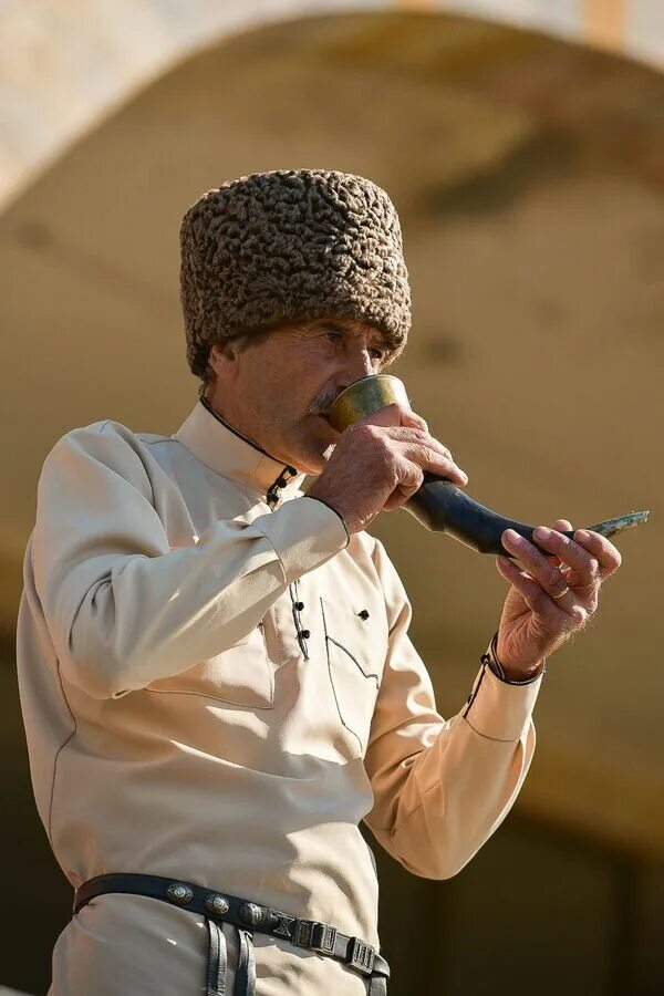Абхазские мужские. Абхазский национальный костюм мужской. Абхазский головной убор мужской. Абхазская Национальная форма. Национальные рубашки абхазов.
