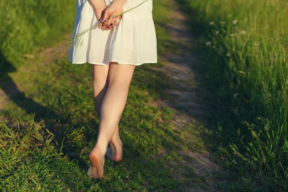 босая в джинсах и свитере. одежда босиком. билли пайпер босиком. девушка босиком. девушки в свитере босиком.