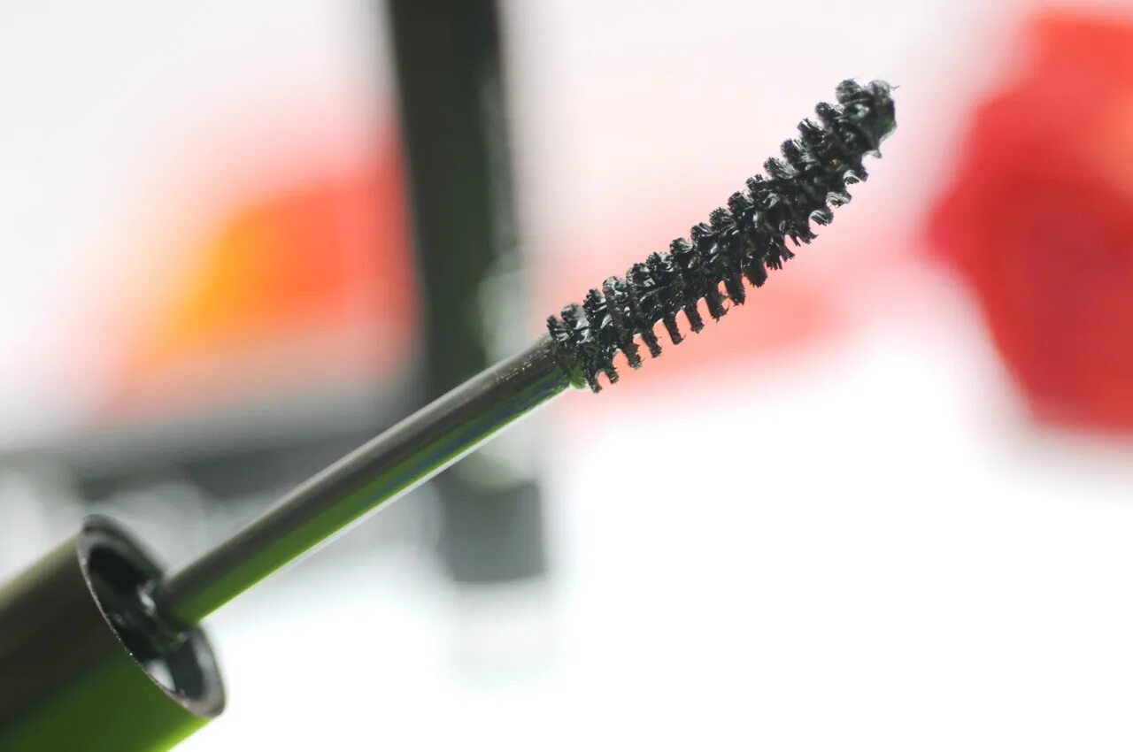 Тушь осыпается под глазами. Almea тушь для ресниц xlash mascara. тушь удлиняющая ресницы реклама. древнеегипетская тушь для ресниц. испортили тушь.