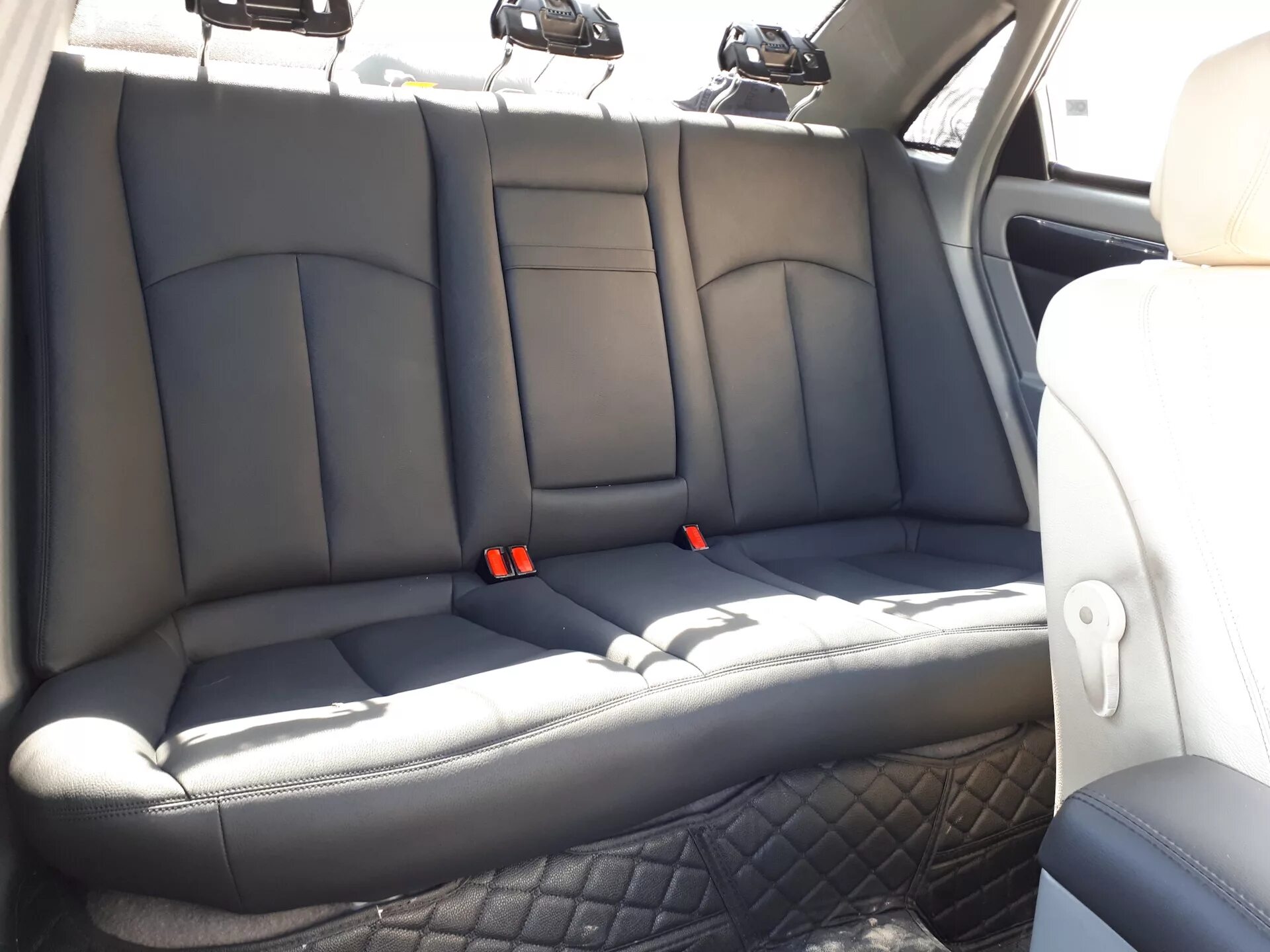 Установка заднего дивана. Салон лексус gs350 задний диван. Задний диван от бмв. Шкода а5 отверстие в сидениях зачем. Задний диван x1.