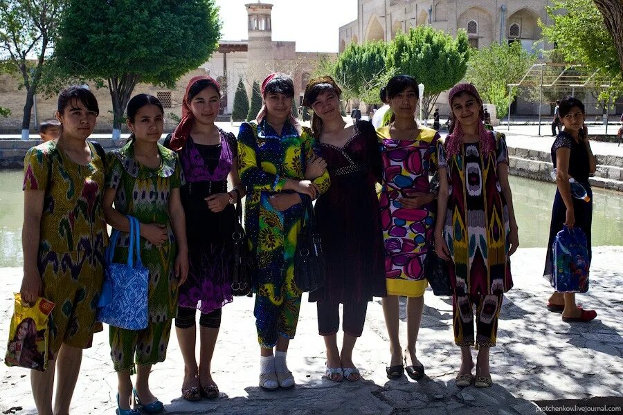 Узбечки ташкента. Узбекские женщины. Таджикская женская одежда. Узбекистан люди. Бухара женщины.