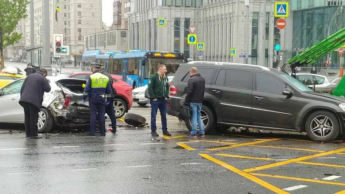 Врезался в москве. Дтп с mercedes на зубовском бульваре в центре москвы. Врезался в москве. Происшествия в москве вчера. Врезался в москве.